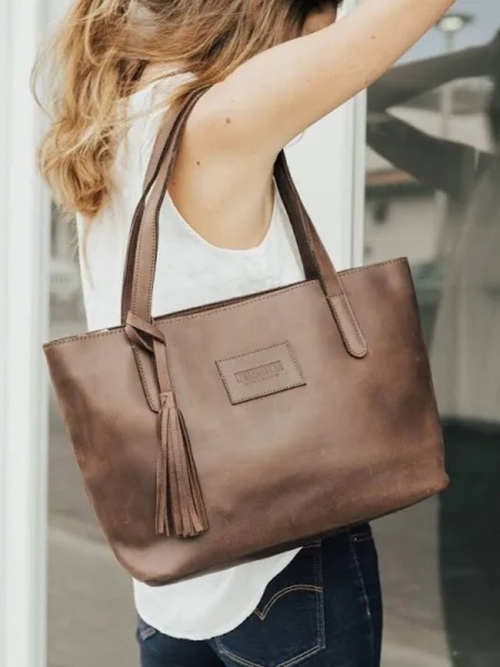 Parker Clay Eden Carryall Distressed Leather Tote Bag in Rust Brown - Picture 15 of 15
